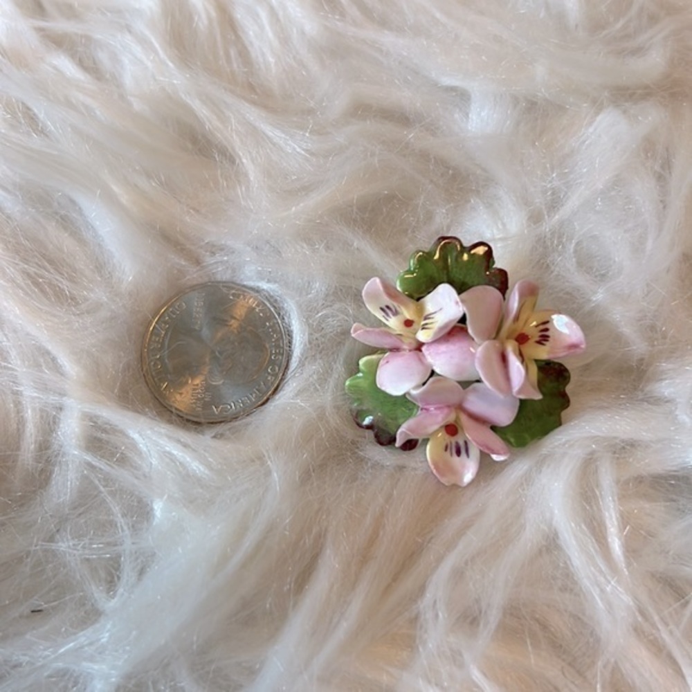 Vintage Staffordshire 3 pink pansy flower porcelain brooch - Picture 2 of 3